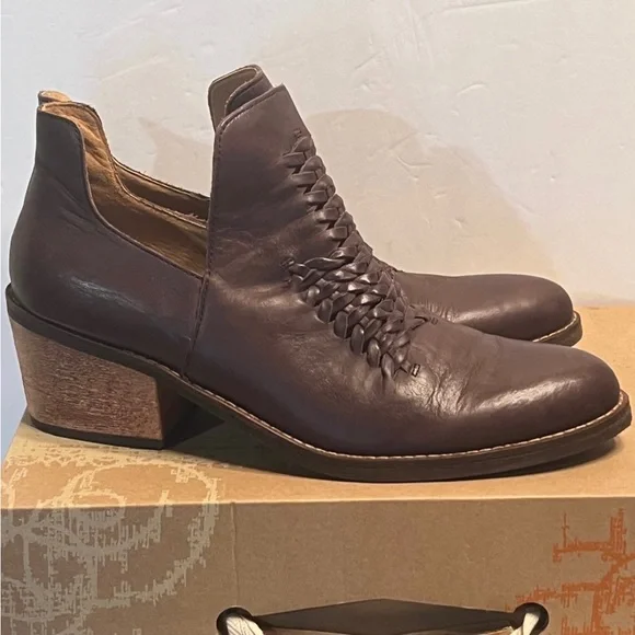 Women Leather  Latigo  Ankle Boots size 9.5 - Picture 14 of 16